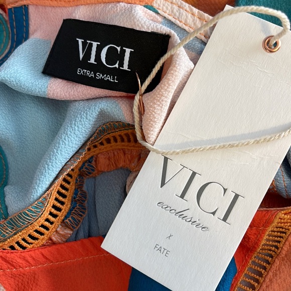 Vici Multi Color Shapes Top NWT Size XS - Picture 6 of 7